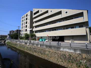 敷地東側には津門川が流れています。
