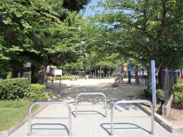 『丸橋東公園』には遊具が設置されています。