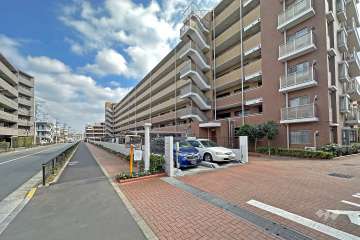 敷地の北側前面道路は富士街道です（西側から）。