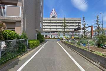 敷地の東側前面道路（南側から）