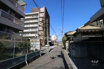 敷地東側の前面道路。周辺はマンションと一戸建が混在する閑静な住宅地です。