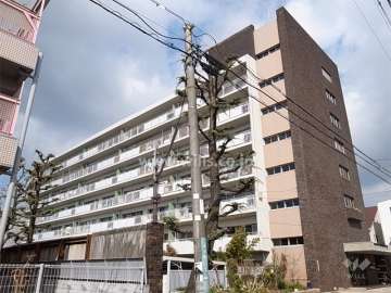 メゾン西宮の外観（南東側より）　側壁のタイルがおしゃれです。