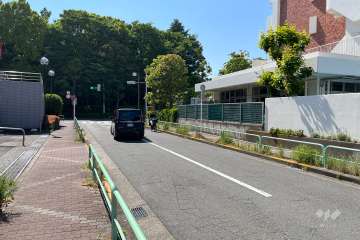 敷地の南側前面道路（東側から）