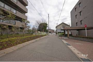 敷地北側の前面道路
