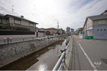 近くを津門川が流れています。