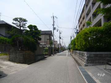 周辺はマンションのほか、区画の大きな邸宅が並んでいます