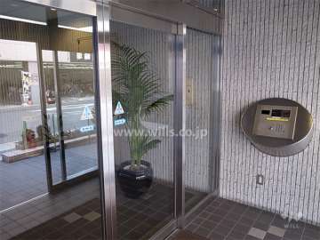 エントランスはオートロック付きです。