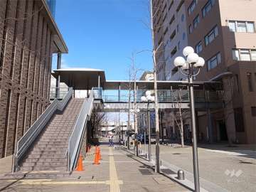 敷地の西側には道を挟んで、「県立芸術文化センター」があります。