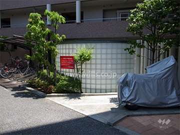 バイク置き場と駐輪場
