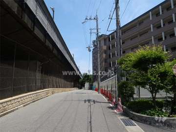 敷地北側には名神高速道路が走っています。