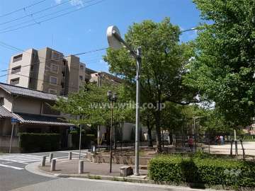 ローレルスクエア甲子園壱番館の外観（北東側から）　道を挟んで北側には『月見里公園』があります。