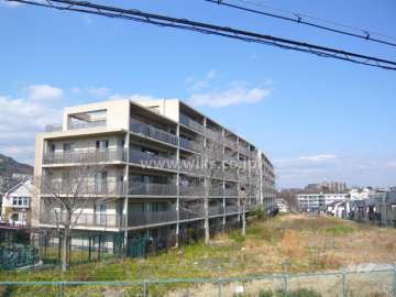 甲陽園アーバンライフサウスヒルズの外観（南側から）