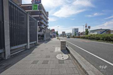 敷地北側の前面道路（西側から）