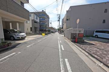 敷地南側の前面道路（東側から）