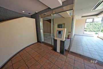 エントランスはオートロックです。