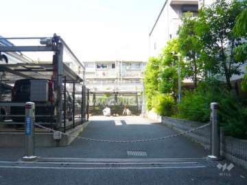 駐車場入口（ロボットゲート付き）