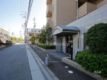 エントランス前。敷地の周囲には植栽スペースが設けられています。