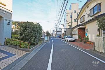 敷地南側の前面道路（西側から）