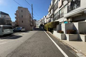 敷地の南側前面道路（東側から）