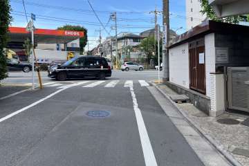 敷地の北西側前面道路（南西側から）