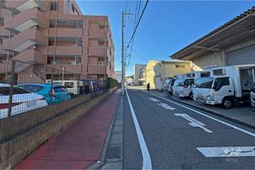 敷地の北西側前面道路（北東側から）