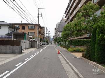 敷地南側の前面道路。周辺は区画の整った住宅地です。