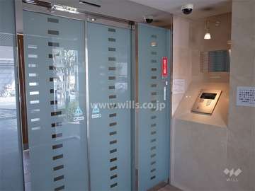 エントランスはオートロック付きです。