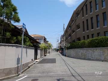 敷地西側の前面道路。周辺は緑豊かで、閑静な住宅地です。