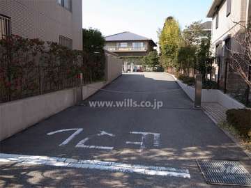 駐車場入り口（ロボットゲート付き）