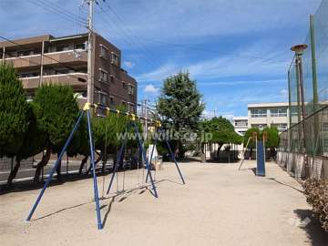 敷地の東側には道を挟んで、公園と浜脇中学校があります。