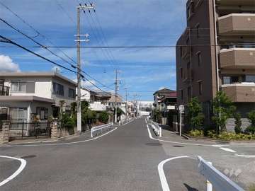 敷地西側の前面道路。敷地の4方が接道しています。