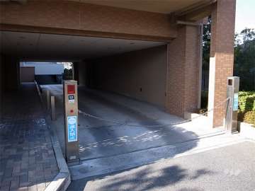 駐車場出口（出入り口には全てロボットゲートが設置されています。）