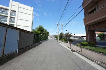 敷地西側の前面道路（南側から）