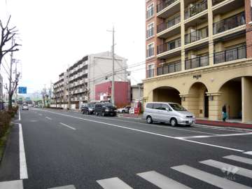 敷地の南側は片側2車線の「臨港線」に面しています