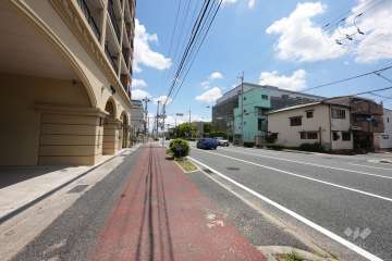 敷地南側の前面道路（西側から）