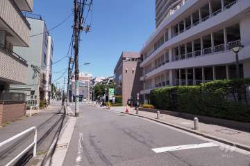 敷地北側の前面道路（西側から）