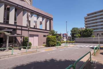 敷地西側の前面道路（北側から）