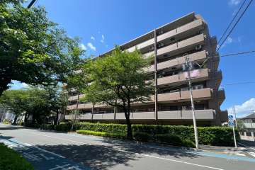 ライオンズヴィアーレ練馬春日町の外観（南東側から）　