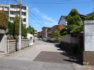 周辺はお屋敷が建ち並ぶ閑静な住宅地です。