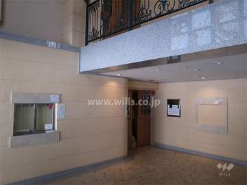 吹き抜けになったエントランスホール。オートロック付きです。