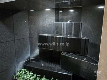 エレベーターホールにある水盤