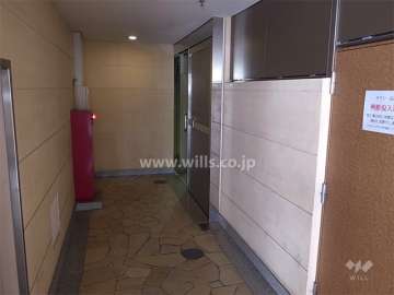 エントランス横にある駐輪場入り口