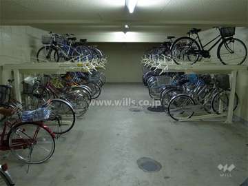 駐輪場は屋内にあります。