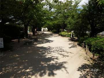 エントランスを出た所に東川沿いの公園があります。