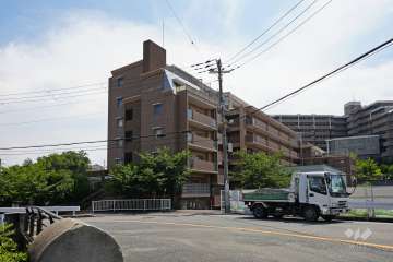 ロイヤル西宮さくら通りの外観（北側から）