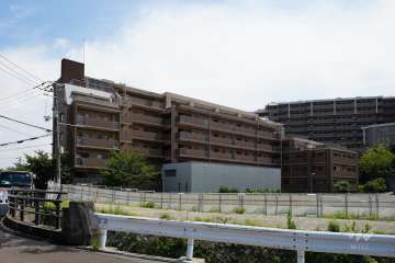 ロイヤル西宮さくら通りの外観（北西側から）