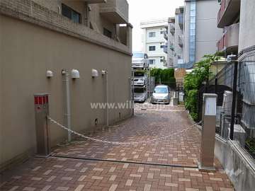 駐車場の出入り口（ロボットゲート付き）