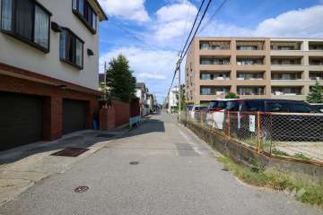 敷地北西側の前面道路