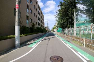 敷地南東側の前面道路