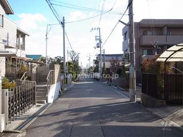 敷地北側の前面道路。周辺は一戸建てが中心に立ち並ぶ住宅地です。